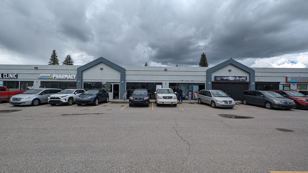 950 Queensland Dr SE, Calgary, AB for lease - Building Photo - Image 1 of 11