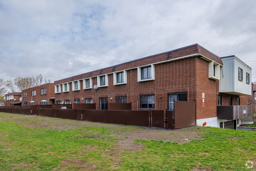 301 Rue Hurteau, Dollard-des-Ormeaux, QC for sale - Primary Photo - Image 1 of 3