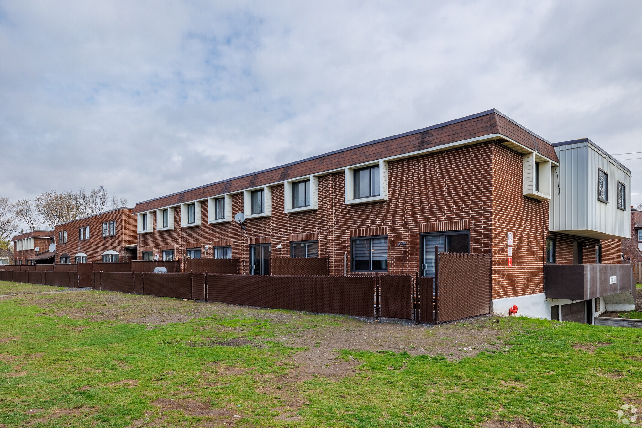 301 Rue Hurteau, Dollard-des-Ormeaux, QC for sale Primary Photo- Image 1 of 4