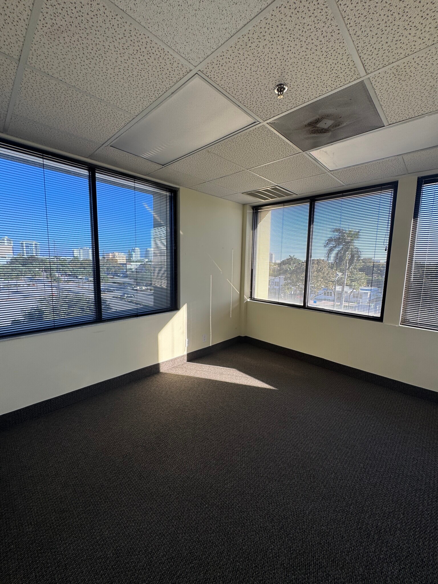 915 Middle River Dr, Fort Lauderdale, FL for lease Interior Photo- Image 1 of 2