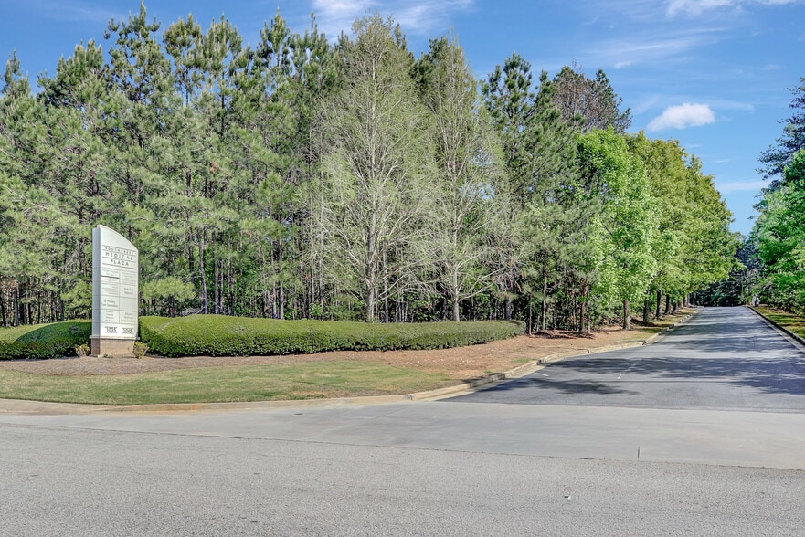 1045 Southcrest Dr, Stockbridge, GA for lease - Building Photo - Image 2 of 21
