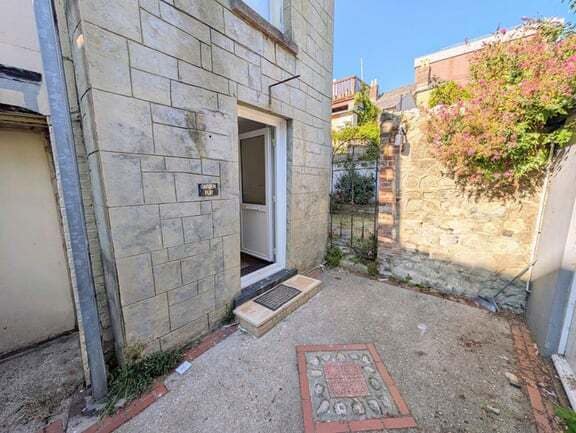 66 High St, Ventnor for sale - Interior Photo - Image 2 of 9