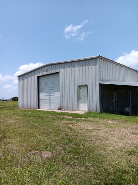490 Adcock Ranch Rd, Victoria, TX for sale - Building Photo - Image 3 of 4