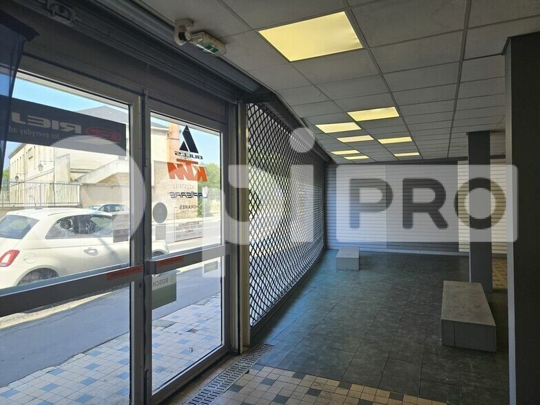 Retail in Libourne for sale - Interior Photo - Image 2 of 10