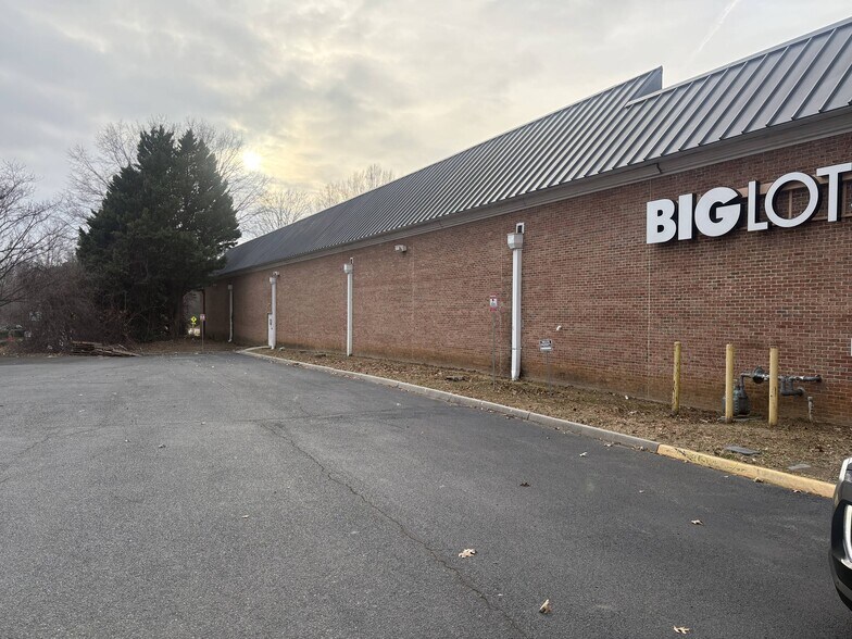 590 Branchlands Blvd, Charlottesville, VA à louer - Photo du bâtiment - Image 3 de 9