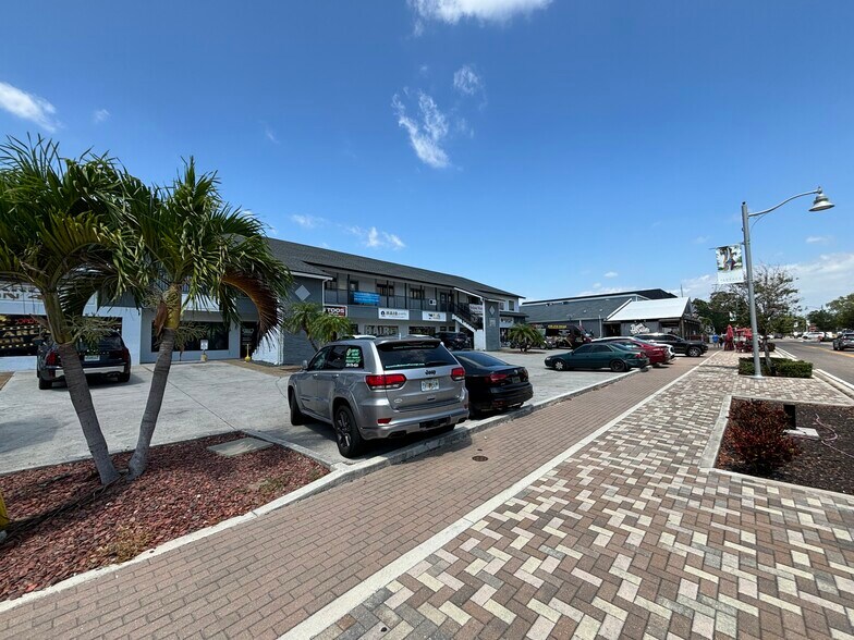 909 SE 47th Ter, Cape Coral, FL à louer - Photo du bâtiment - Image 3 de 12