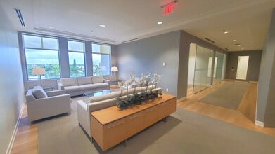 225 NE Mizner Blvd, Boca Raton, FL for lease Interior Photo- Image 2 of 6
