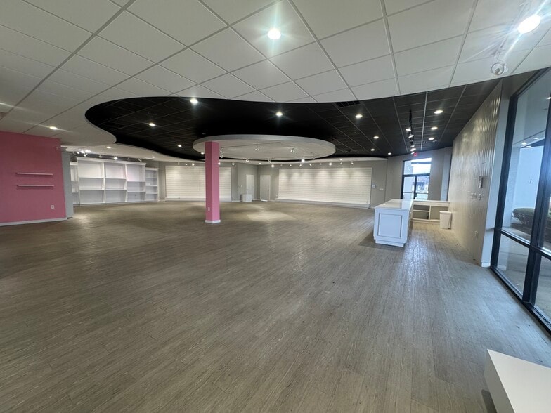 2425 Scottsville Rd, Bowling Green, KY for lease - Interior Photo - Image 2 of 16