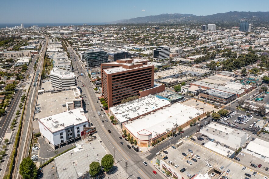 11801 W Olympic Blvd, Los Angeles, CA à vendre - Photo du bâtiment - Image 3 de 7