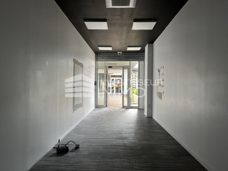 Retail in Longperrier for lease - Interior Photo - Image 3 of 14