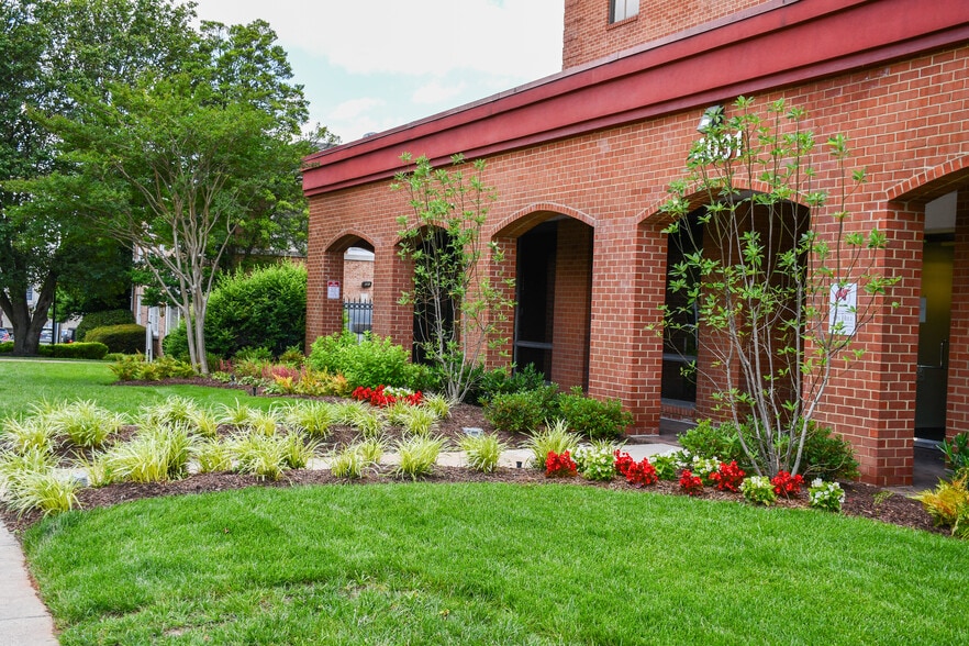 4031 University Dr, Fairfax, VA for lease - Primary Photo - Image 1 of 5