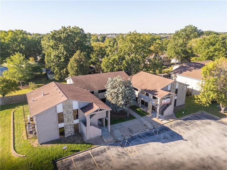 4216 S Hocker Dr, Independence, MO à vendre - Photo du bâtiment - Image 1 de 7