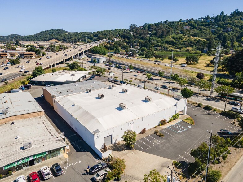 869 W Francisco Blvd, San Rafael, CA à louer - Photo du bâtiment - Image 2 de 15