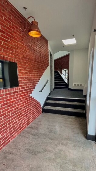 8 John Walsh Blvd, Peekskill, NY à louer - Photo intérieure - Image 2 de 17