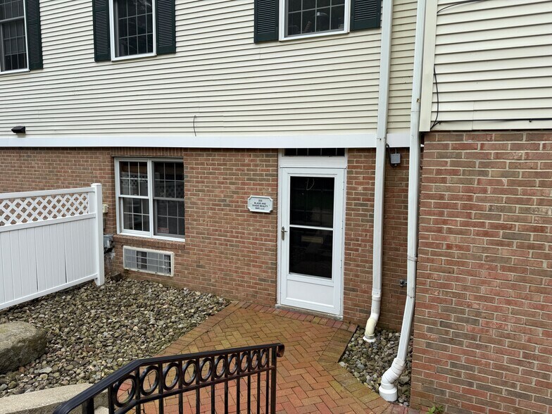 255 Park Pl, Chagrin Falls, OH à vendre - Photo du bâtiment - Image 2 de 7