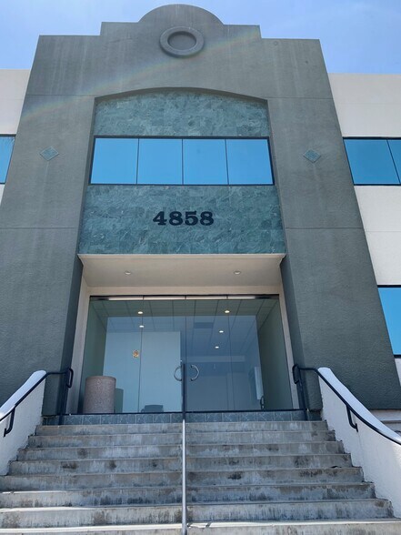 4858 Mercury St, San Diego, CA à louer - Photo du bâtiment - Image 2 de 3