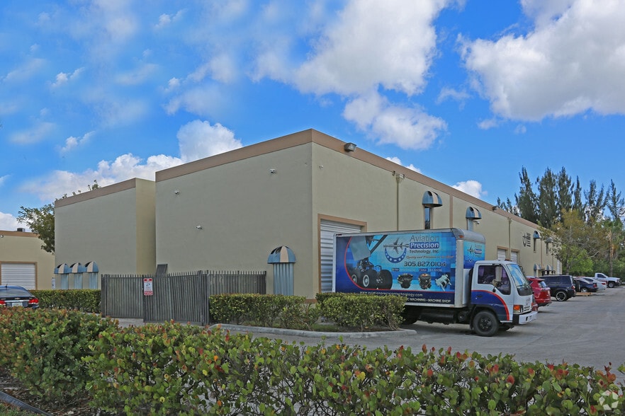 10820 NW 138th St, Hialeah, FL for lease - Building Photo - Image 2 of 11