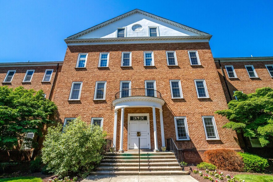 313 Park Ave, Falls Church, VA à vendre - Photo du bâtiment - Image 1 de 29