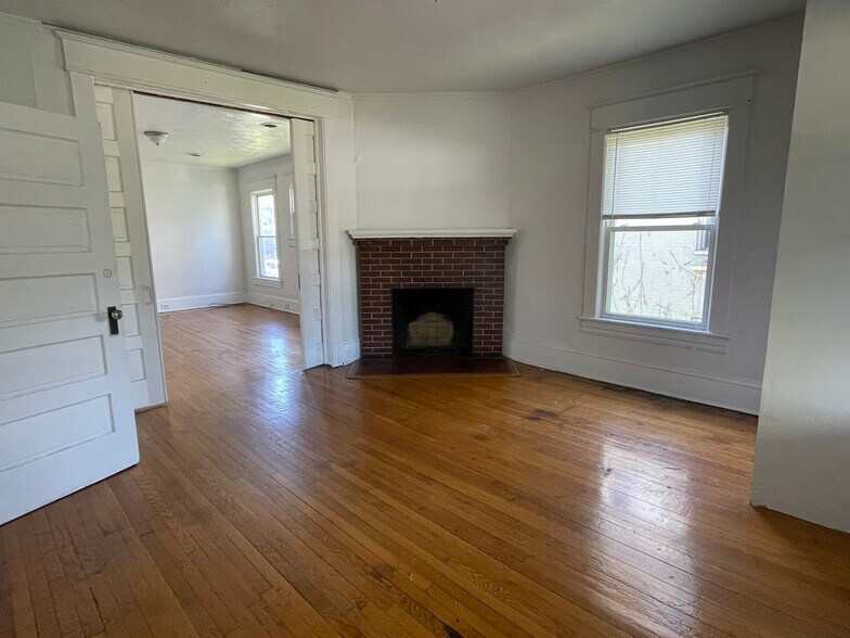 1326 Maple Ave SW, Roanoke, VA à vendre - Photo intérieure - Image 3 de 3