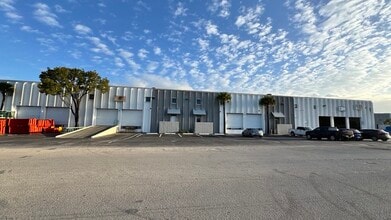 9001-9021 NW 105th Way, Miami, FL à louer Photo du bâtiment- Image 1 de 12