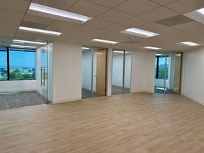 21550 Oxnard St, Woodland Hills, CA for lease Interior Photo- Image 2 of 8