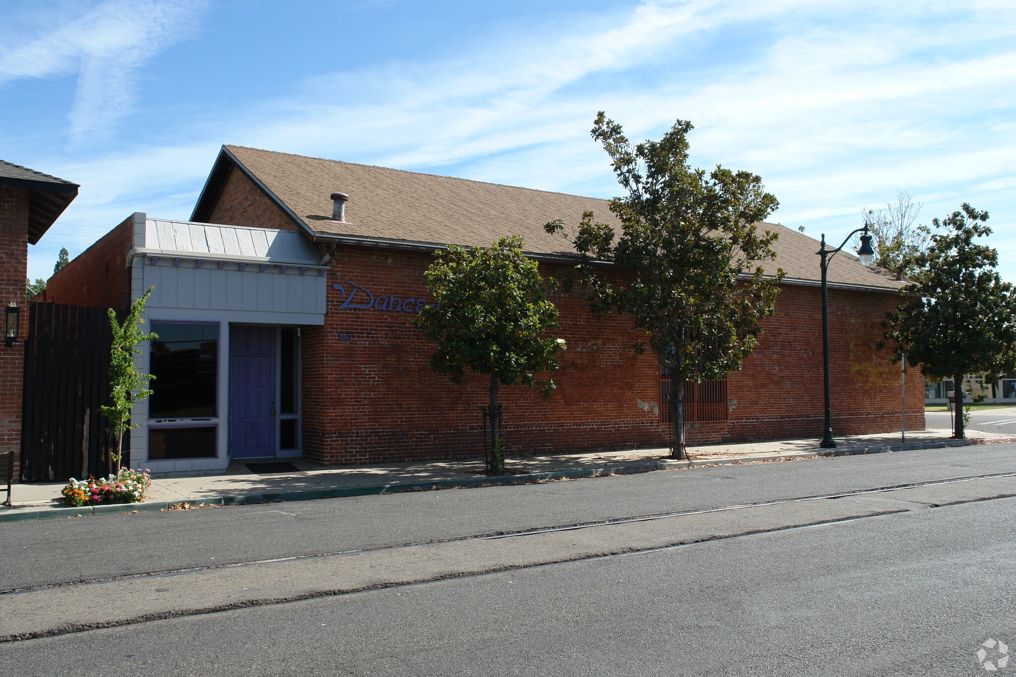 242 E Oak Ave, Visalia, CA for sale Primary Photo- Image 1 of 21