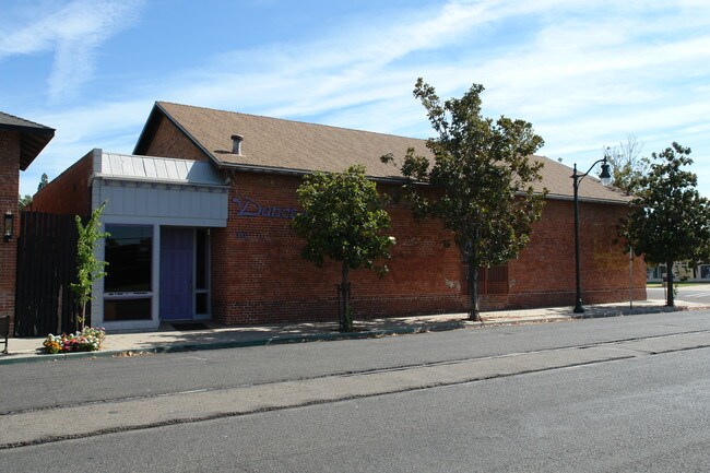 More details for 242 E Oak Ave, Visalia, CA - Retail for Sale