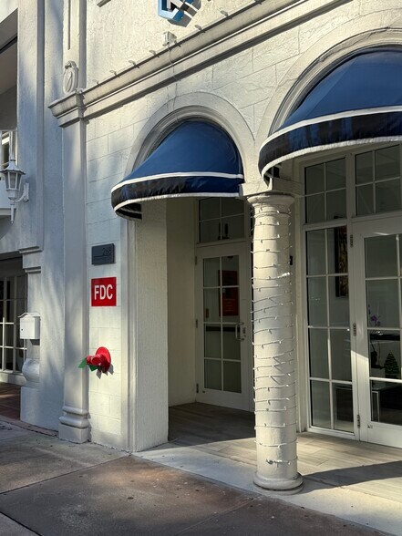 268-270 Alhambra Cir, Coral Gables, FL à louer - Photo du bâtiment - Image 3 de 17