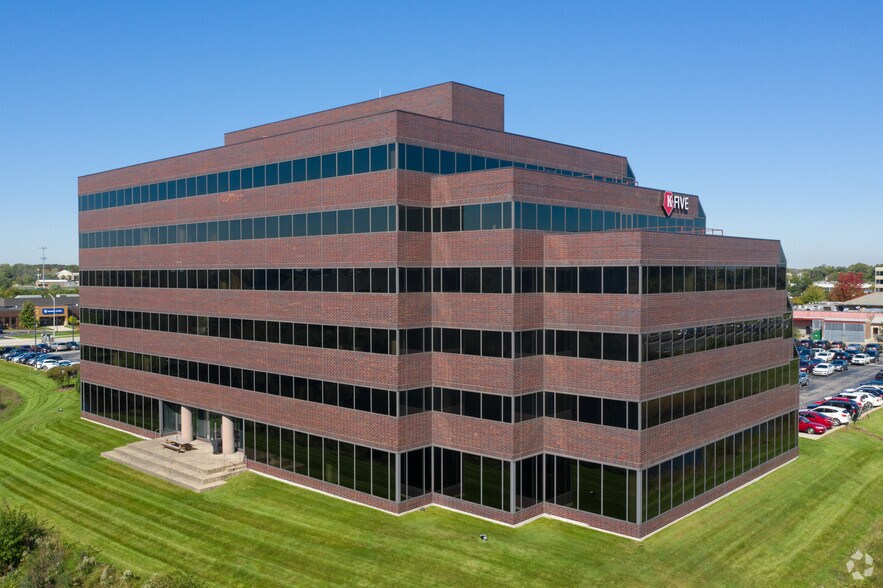 999 Oakmont Plaza Dr, Westmont, IL à louer - Photo du bâtiment - Image 3 de 16