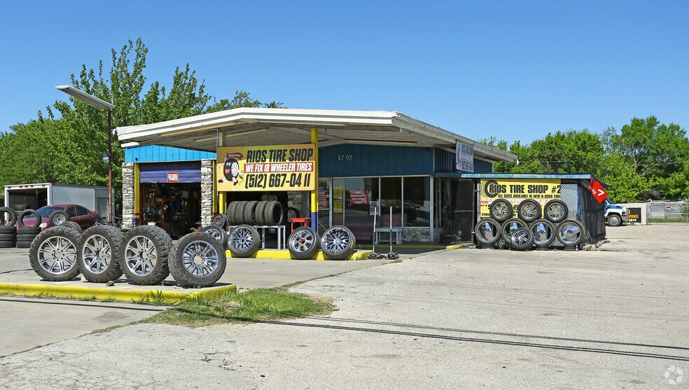 1702 S Interstate 35, San Marcos, TX à vendre - Photo du bâtiment - Image 2 de 3