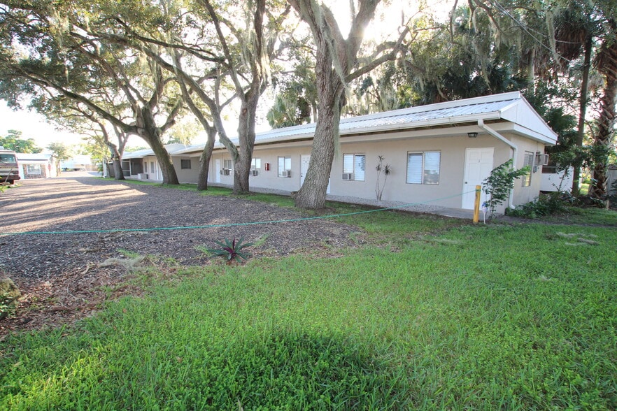 1069 Marina Ln, Moore Haven, FL for sale - Building Photo - Image 3 of 10