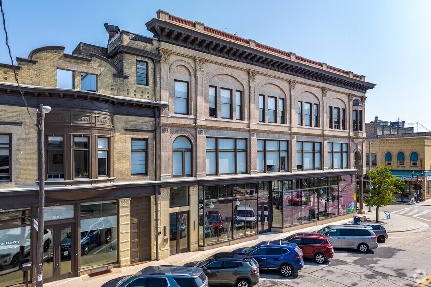 914 S 8th St, Manitowoc, WI à louer - Photo du bâtiment - Image 3 de 6