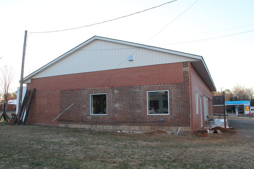 301-303 W Main St, Gibsonville, NC for lease - Building Photo - Image 3 of 6