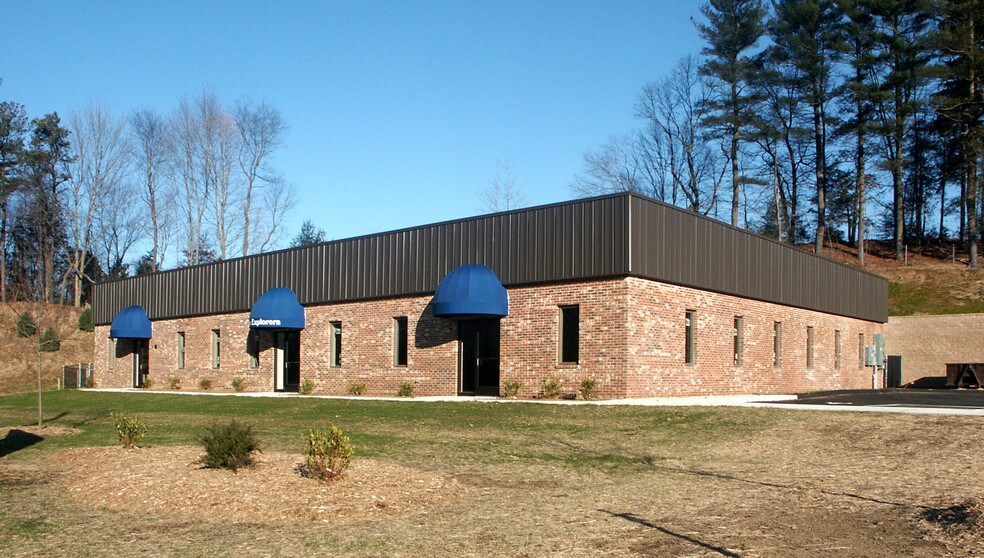 7 Berkshire Rd, Sandy Hook, CT à louer - Photo principale - Image 1 de 11