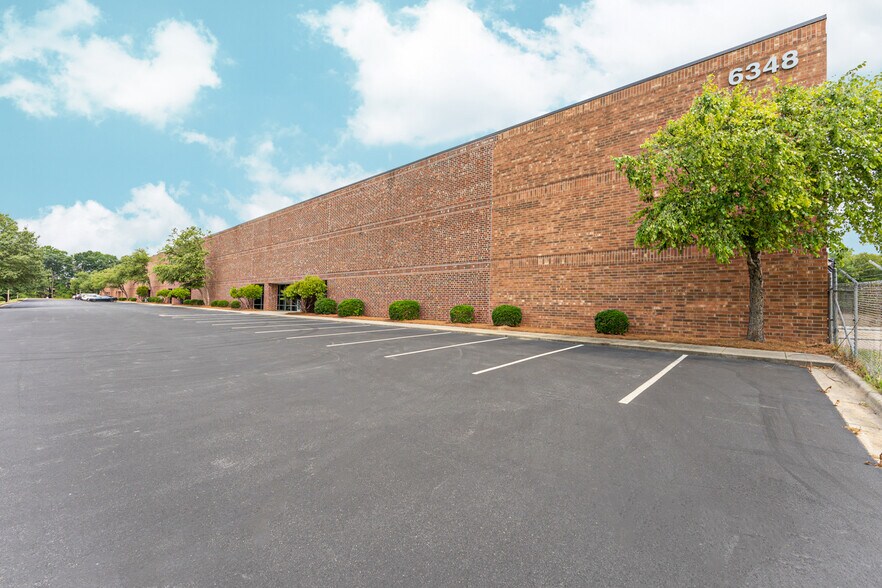 6348 Burnt Poplar Rd, Greensboro, NC à louer - Photo du bâtiment - Image 3 de 7