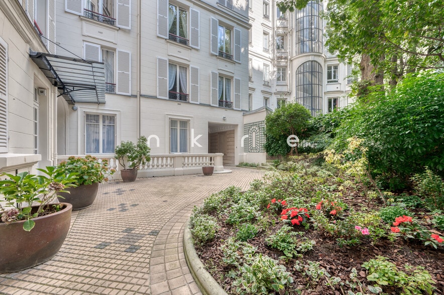 Multifamily in Paris for sale - Building Photo - Image 2 of 13