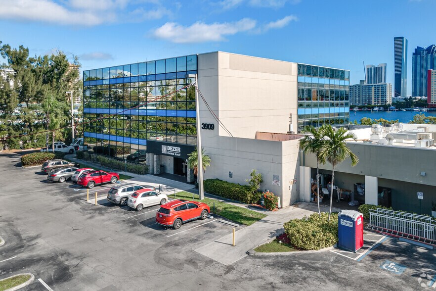 3909 NE 163rd St, North Miami Beach, FL à louer - Photo du bâtiment - Image 1 de 3