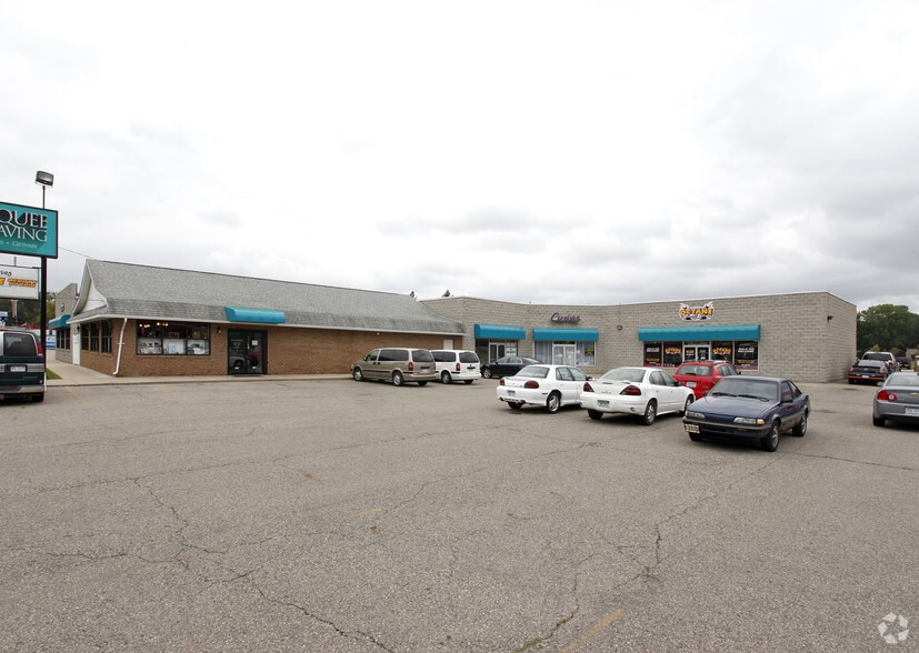 Hazel Park Plaza portfolio of 3 properties for sale on LoopNet.ca - Primary Photo - Image 2 of 3