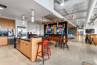 333 N Glenoaks Blvd, Burbank, CA à louer Photo intérieure- Image 1 de 5