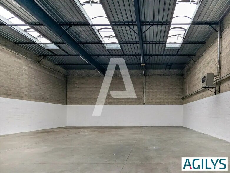 Flex in Élancourt for lease - Interior Photo - Image 3 of 9