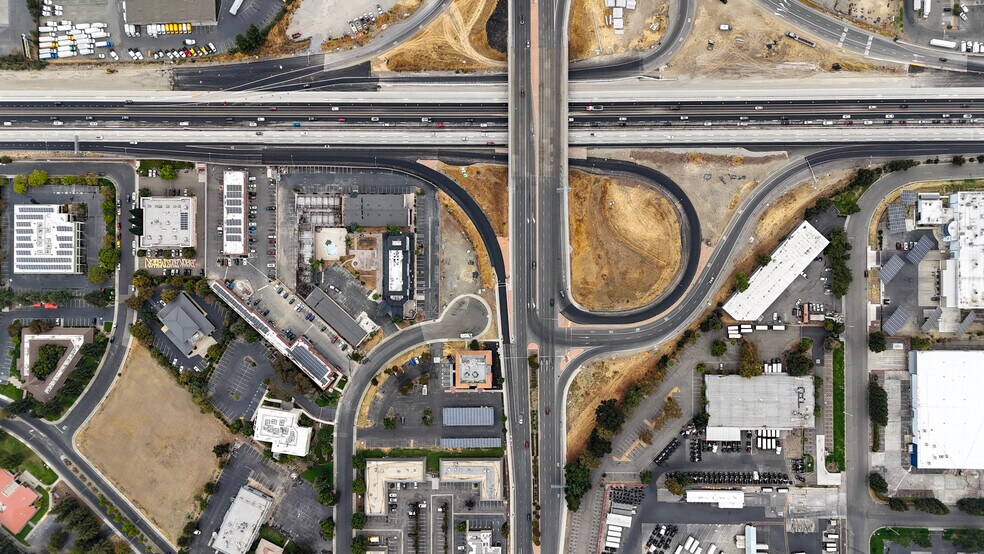 1235 Harbor Blvd, West Sacramento, CA à vendre - Photo du bâtiment - Image 3 de 9