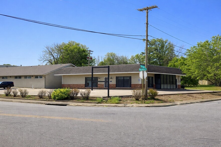 313 W Meadow Ave, Springdale, AR à louer - Photo du bâtiment - Image 2 de 4
