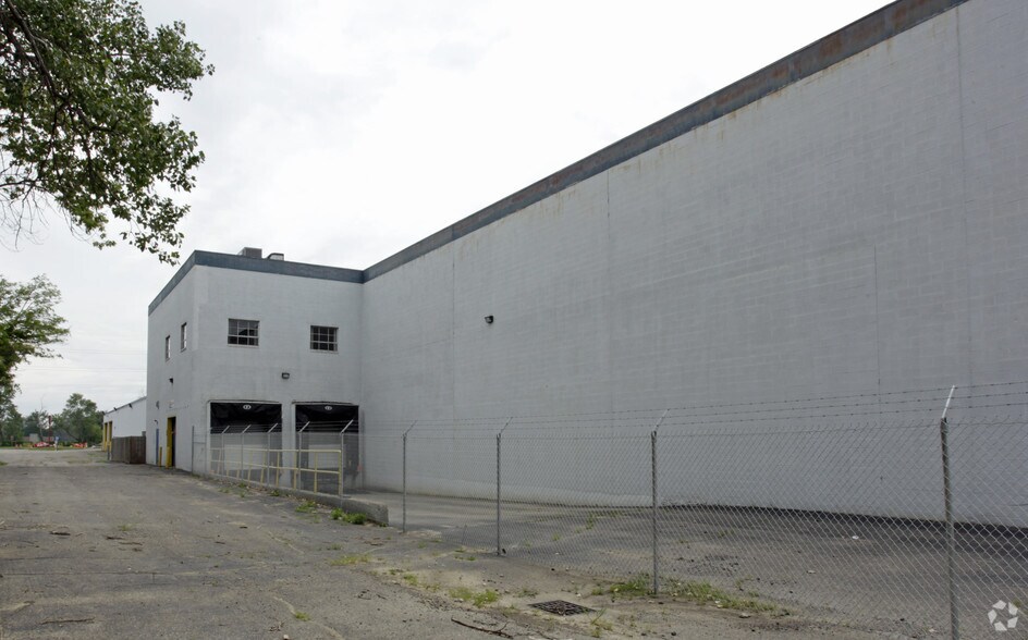 23840 W 8 Mile Rd, Southfield, MI for sale - Building Photo - Image 2 of 6