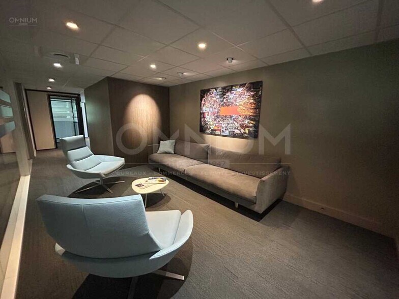 Office in Villeurbanne for lease - Lobby - Image 3 of 6