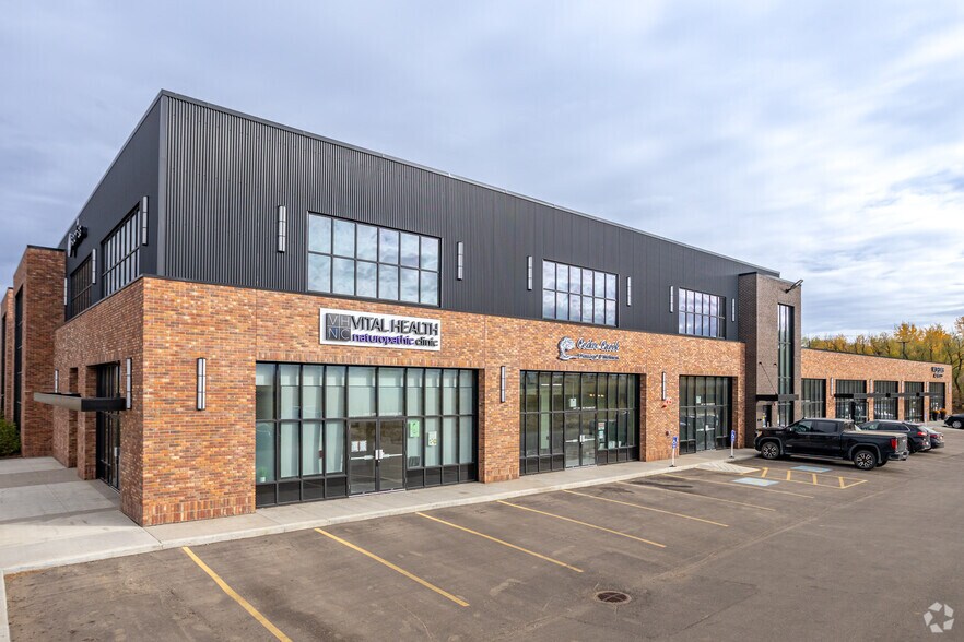 895 Pembina Rd, Sherwood Park, AB à vendre - Photo du bâtiment - Image 3 de 10