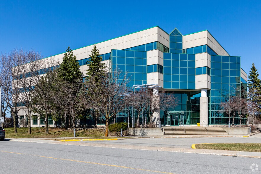 555 Boul Dr-Frederik-Philips, Montréal, QC à louer - Photo du bâtiment - Image 3 de 6