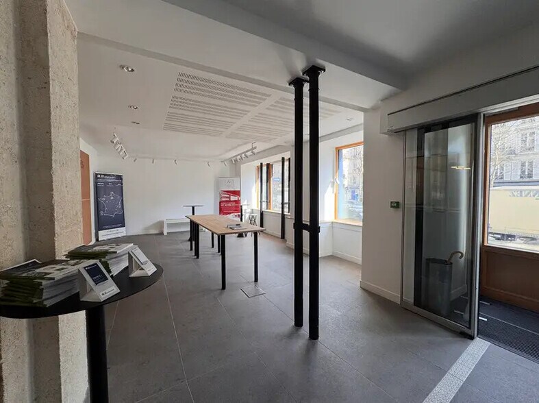 Retail in Paris for lease - Interior Photo - Image 2 of 3