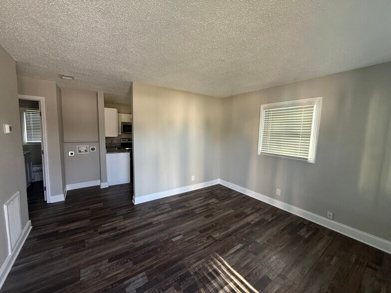 2225 Alma Ct, Charlotte, NC à vendre - Photo du bâtiment - Image 3 de 9