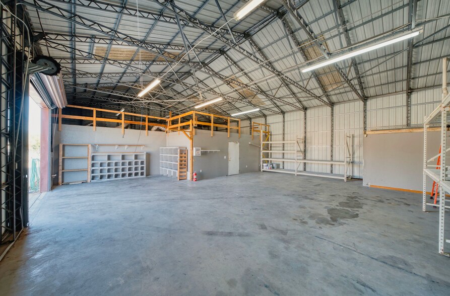 946 Shadick Dr, Orange City, FL à louer - Photo du bâtiment - Image 3 de 12