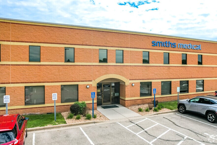 3400 N Granada Ave, Oakdale, MN à louer - Photo du bâtiment - Image 3 de 8